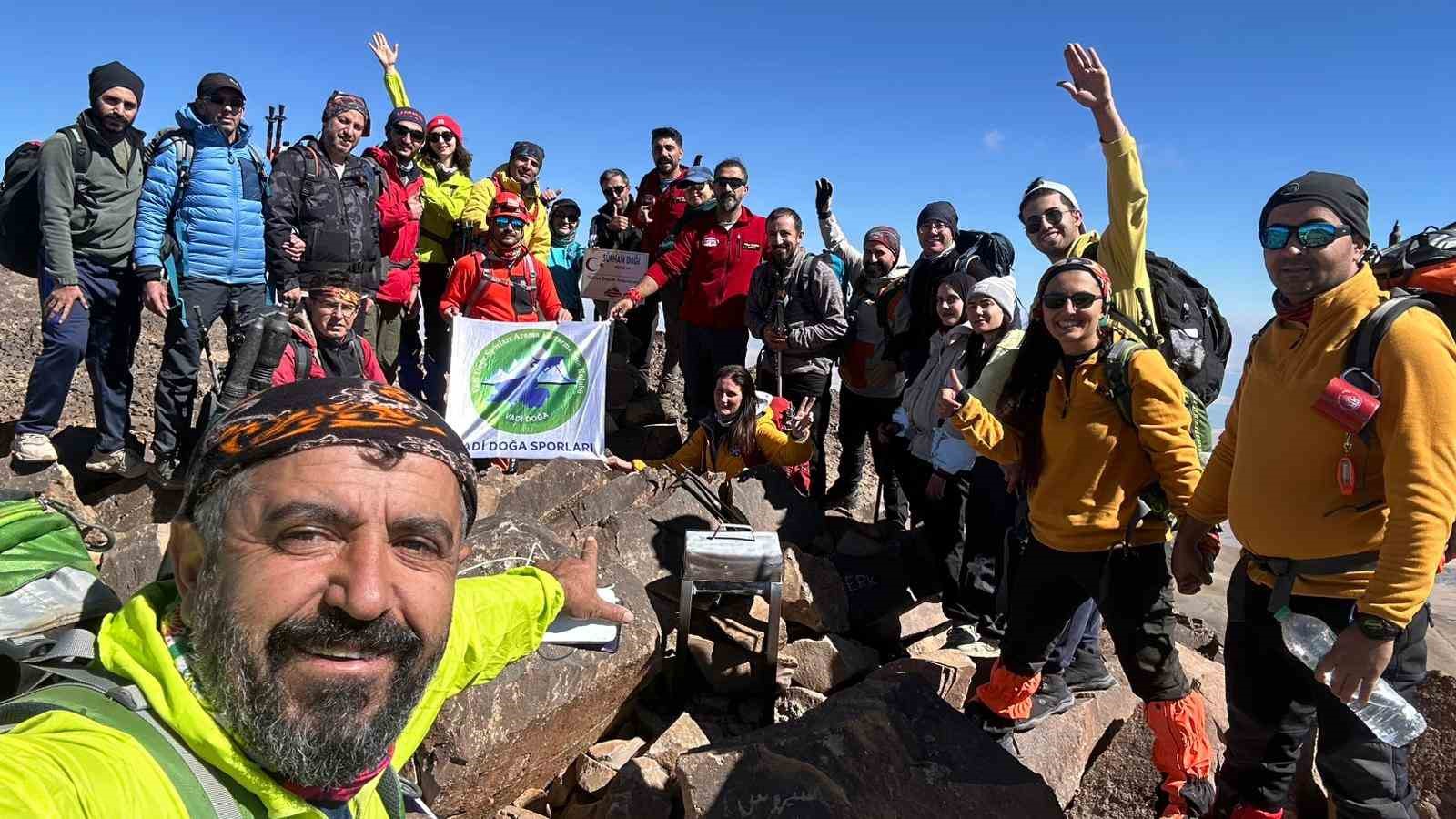 Van Gölü havzasından zirveye: Vadi doğa ekibi Süphan Dağı’nda
