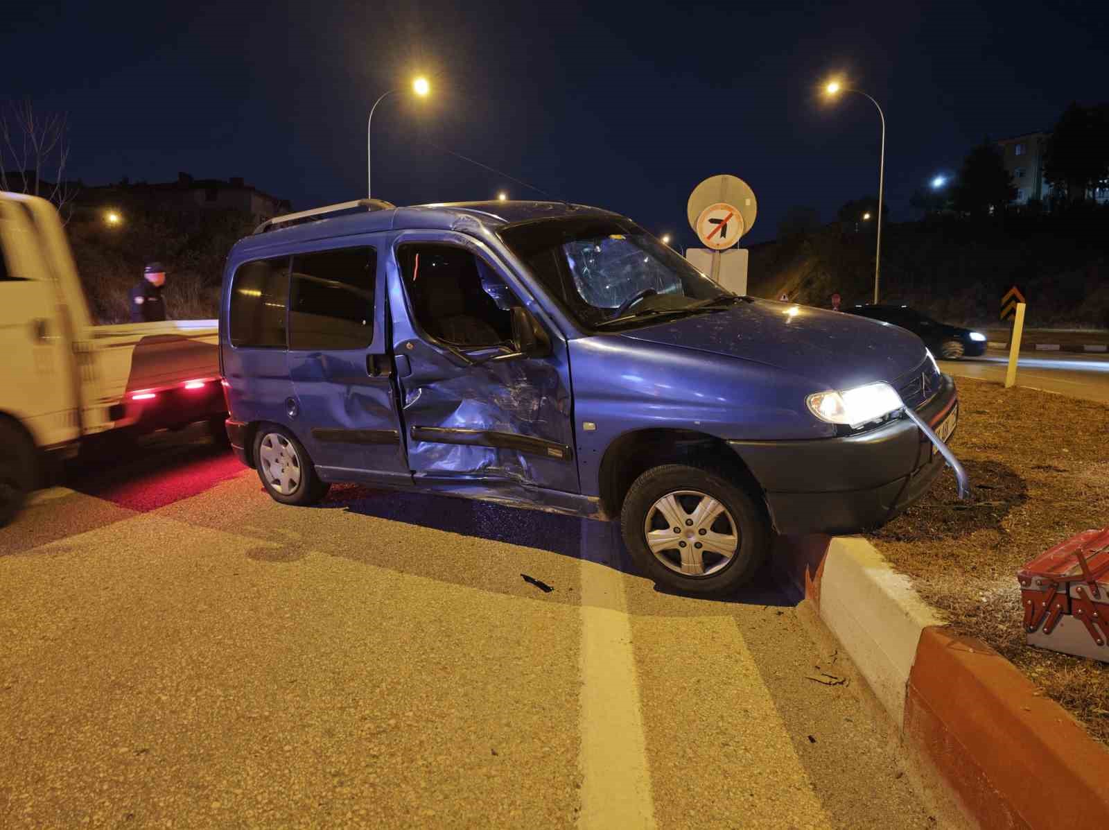 Bilecik’te hafifi ticari araç ile motosiklet çarpıştı; 1 yaralı
