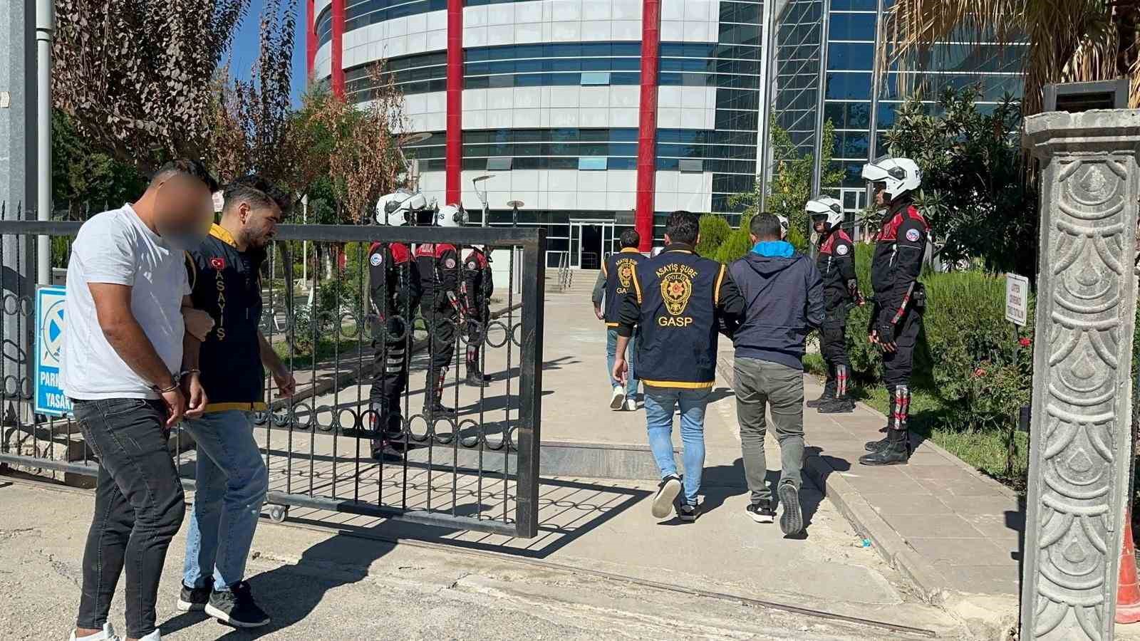 Cinayet davası esnasında silahla adliye önüne gelen 3 şahıs yakalandı