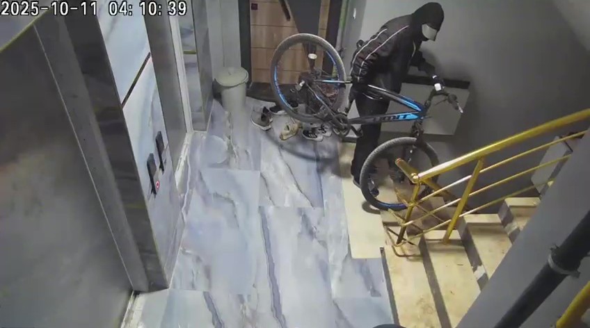 Yüzü maskeli bisiklet hırsızı kameraya yakalandı
