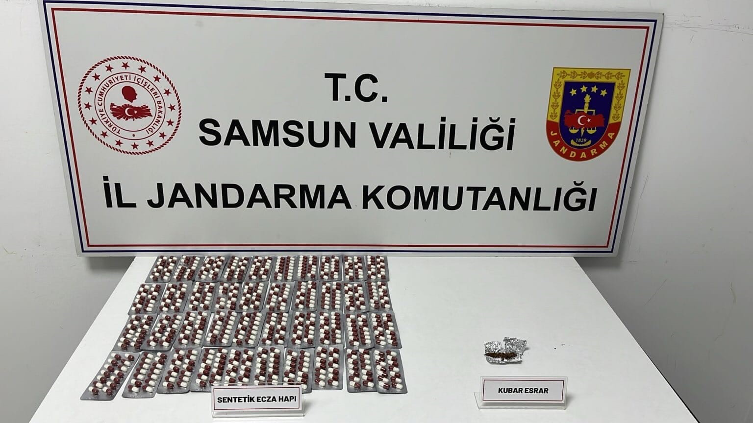 Jandarma taksideki yolcuları uyuşturucuyla yakaladı