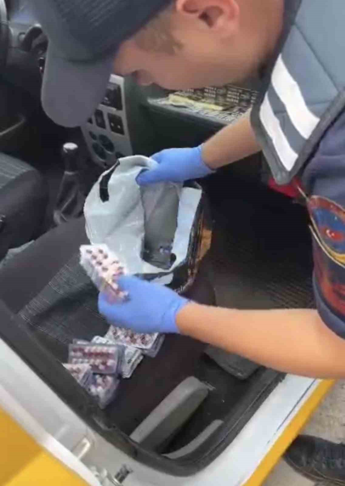Jandarma taksideki yolcuları uyuşturucuyla yakaladı