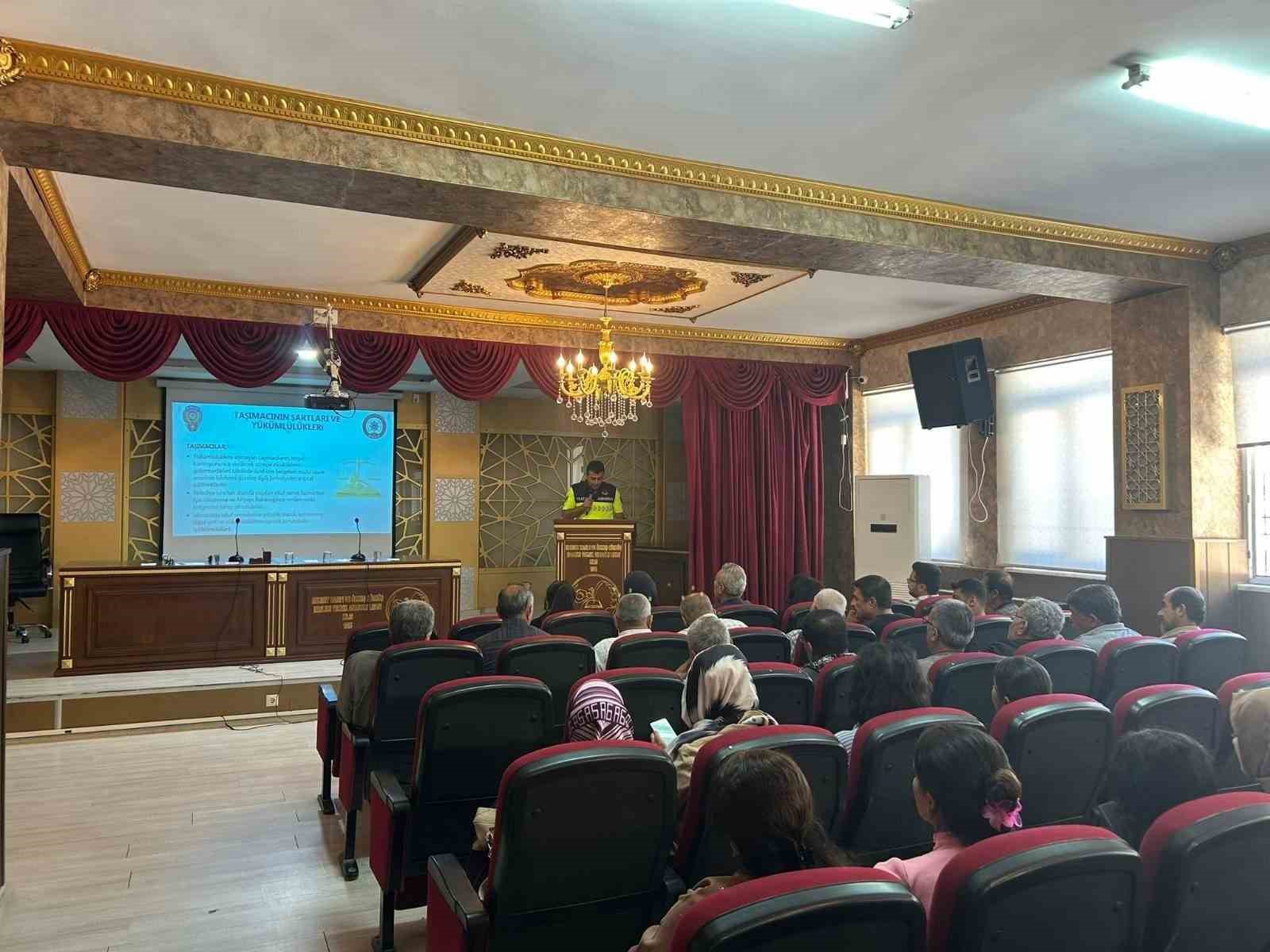 Kilis’te okul servis şoförleri ve rehber personele trafik eğitimi verildi
