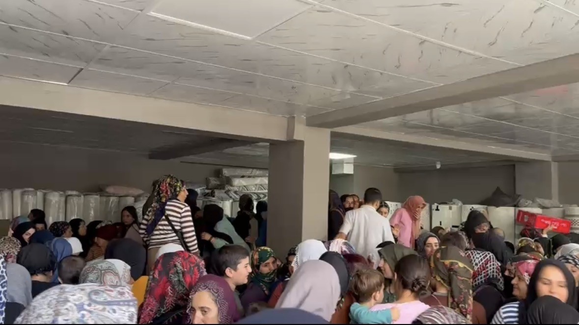 Mardin’de halı mağazasında indirim izdihama neden oldu