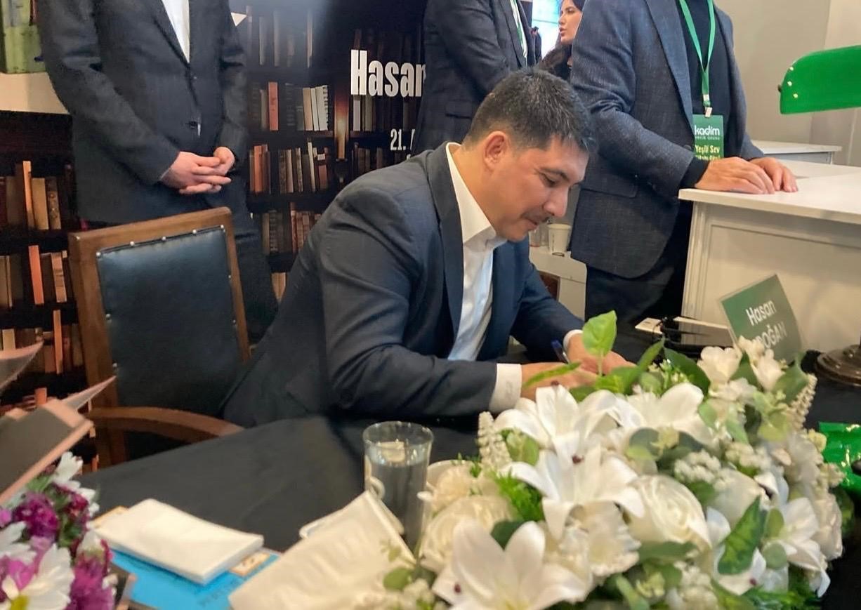 Prof. Dr. Hasan Doğan, Ankara Kitap Fuarı’nda okurlarıyla buluştu