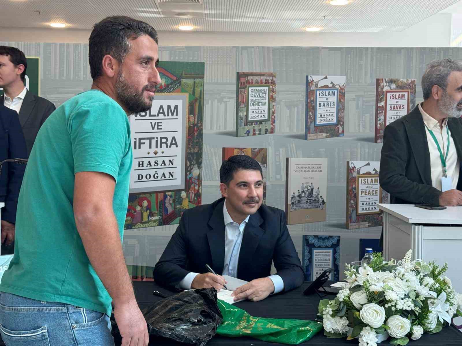 Prof. Dr. Hasan Doan, Ankara Kitap Fuarnda okurlaryla bulutu
