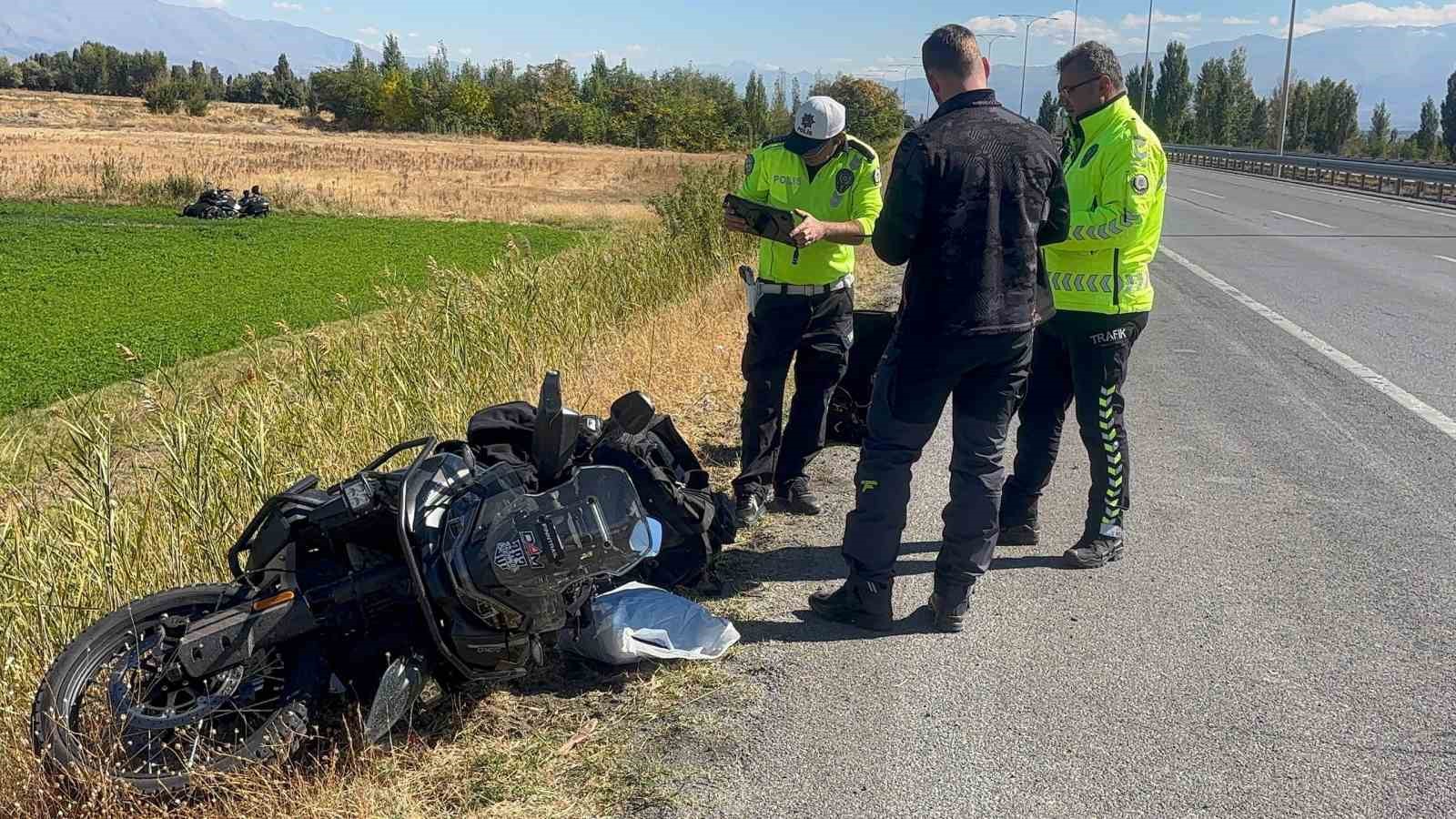 Erzincan’da bariyere çarpan Rus motosiklet sürücüsü öldü