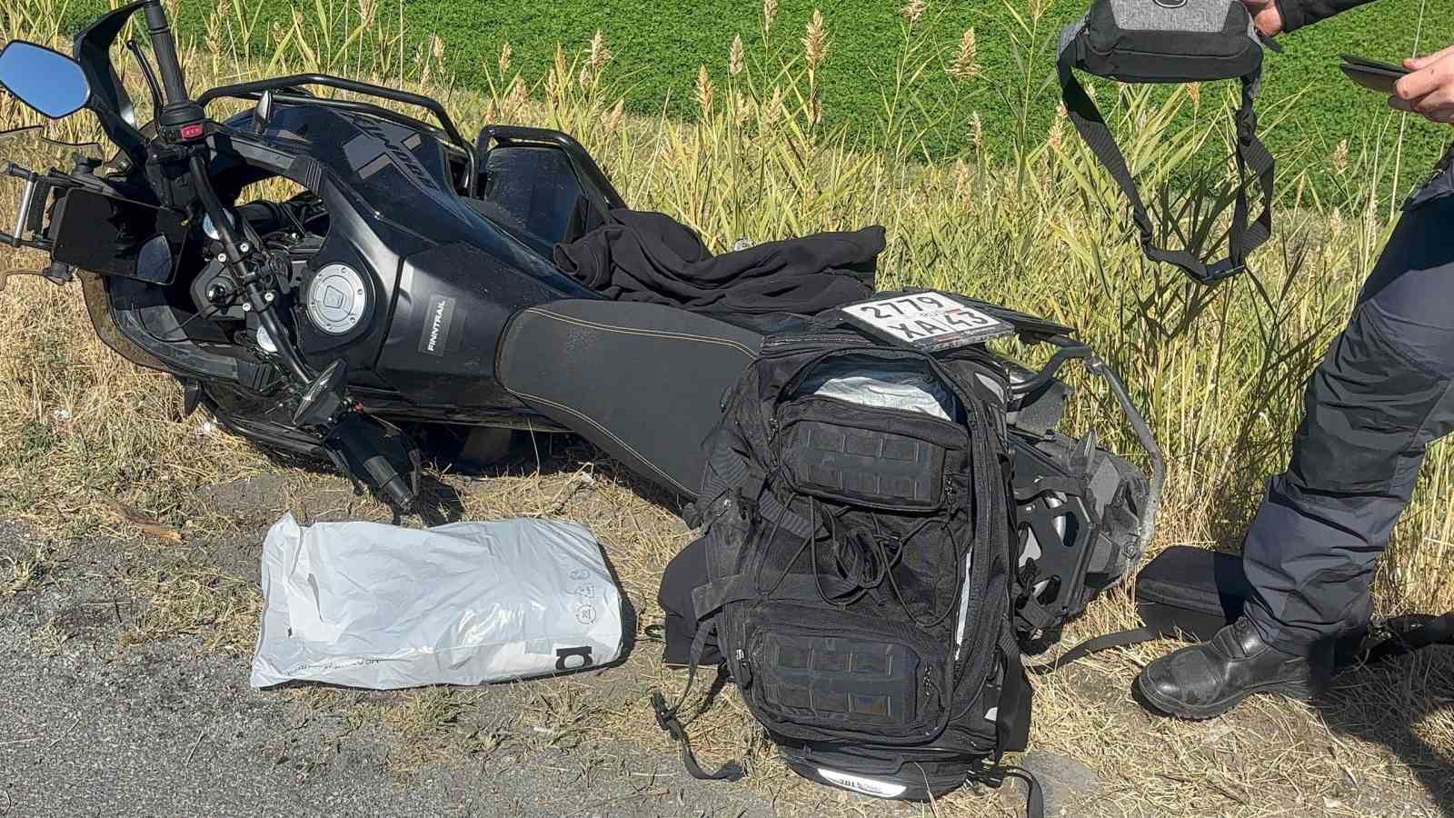 Erzincan’da bariyere çarpan Rus motosiklet sürücüsü öldü