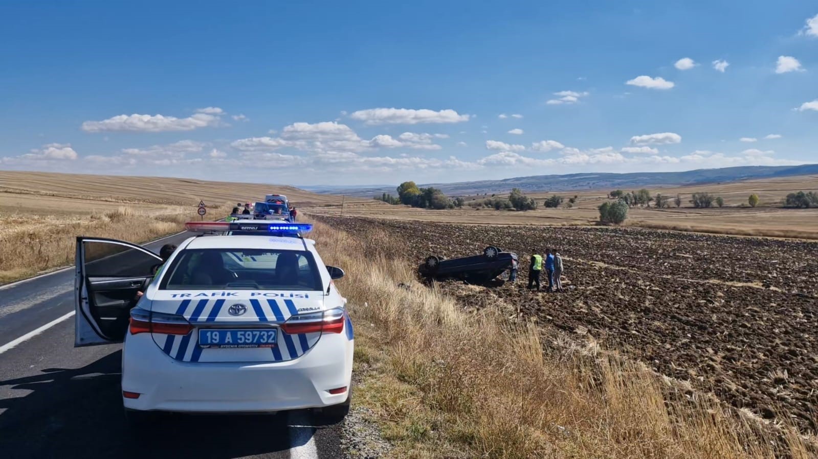 Otomobil tarlaya yuvarlandı: 4 yaralı