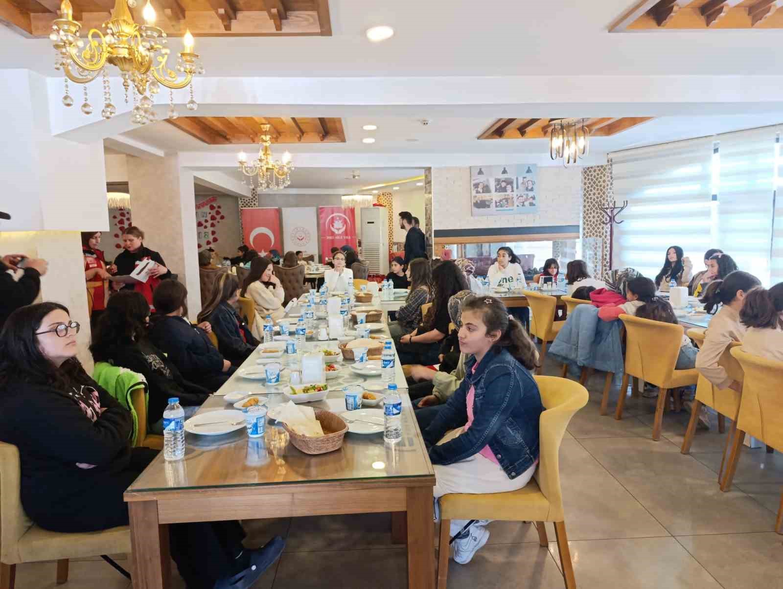 "Geleceğin Umudu Kızlarımız" projesiyle kız &ccedil;ocuklarına destek
