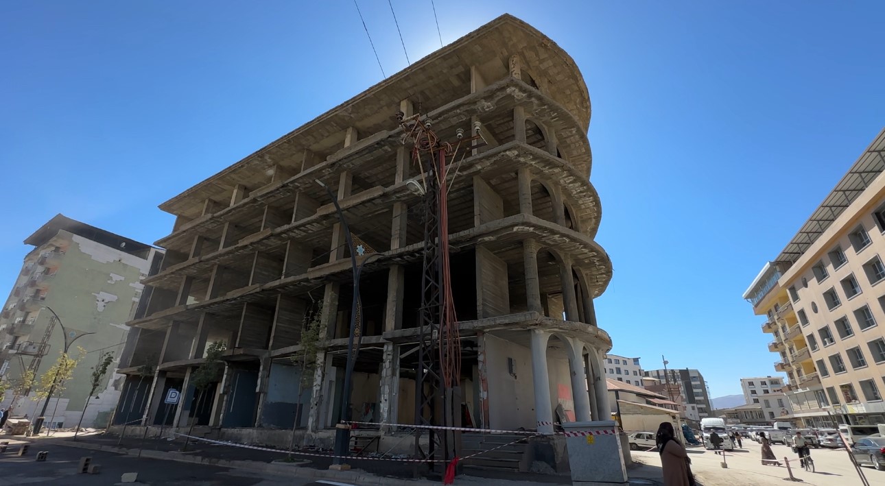 Yüksekova’da inşaat halindeki 23 yıllık bina yıkıldı