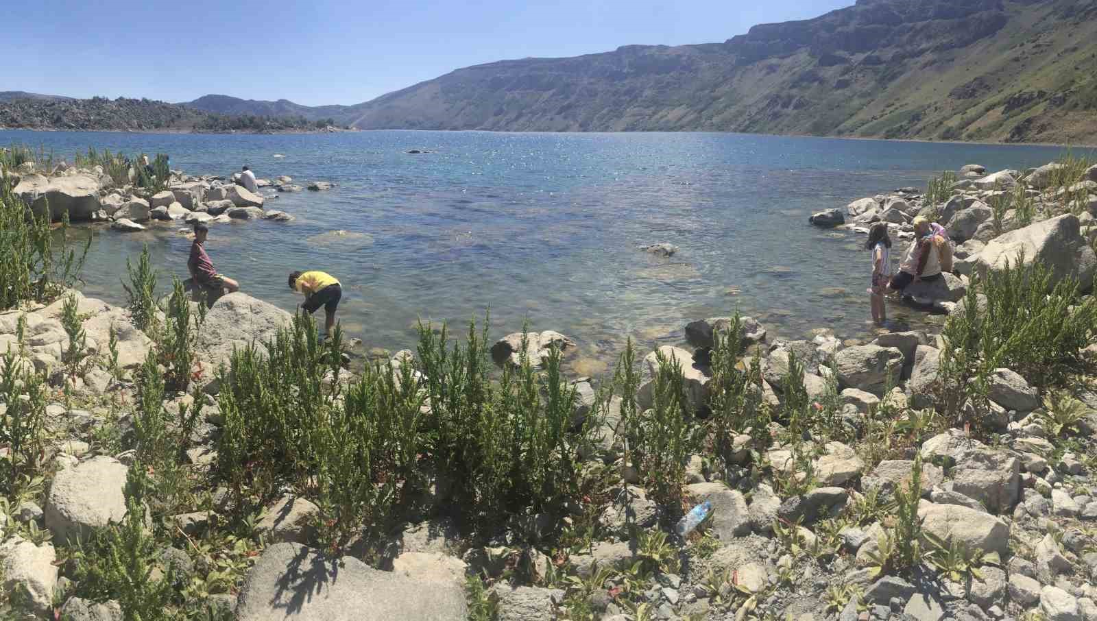 Nemrut Krater Gölü’nde mangal yakan 2 kişiye 5 bin 906 TL idari para cezası