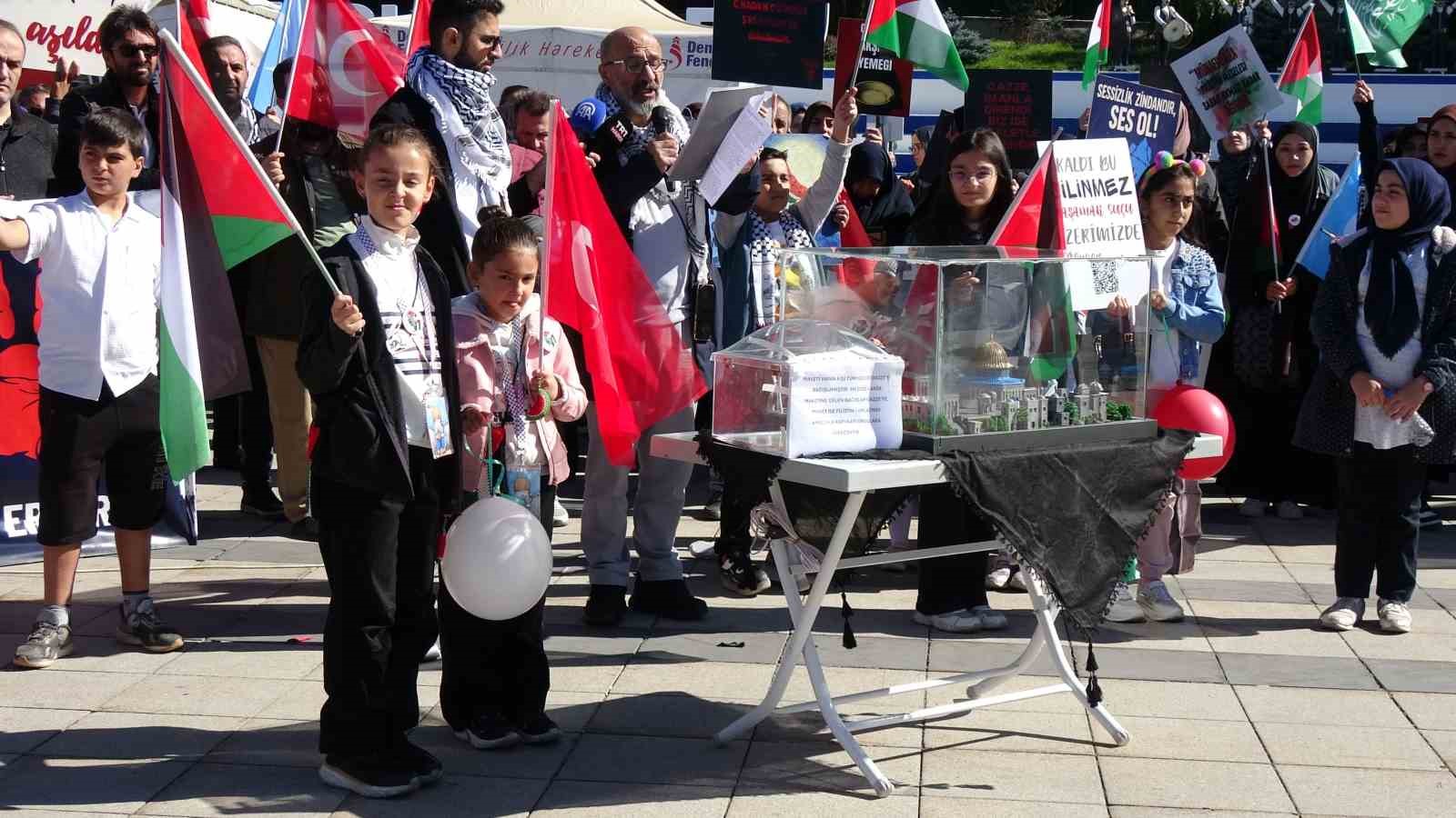 Sağlık &ccedil;alışanları Gazze i&ccedil;in 100. haftada sessiz y&uuml;r&uuml;y&uuml;şlerini s&uuml;rd&uuml;rd&uuml;
