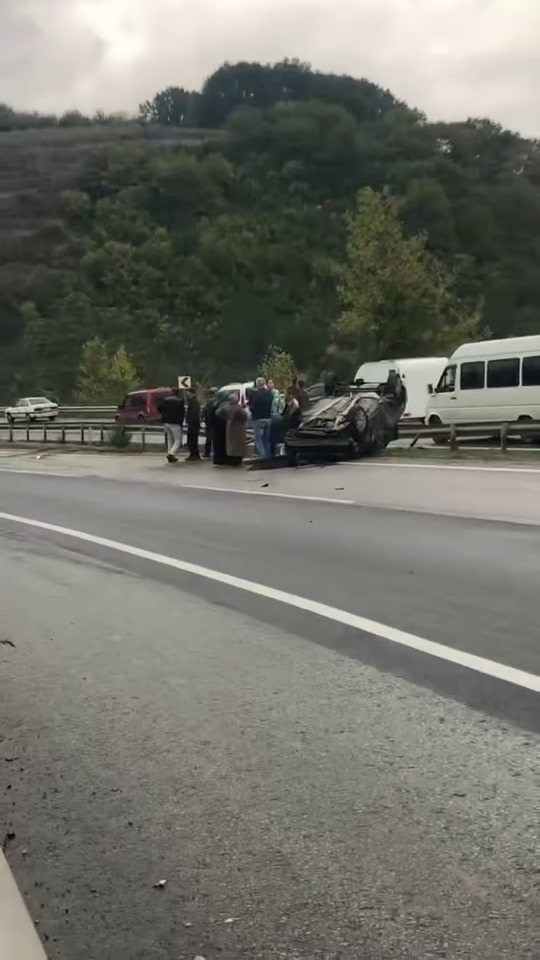 D-100’de sürücüsünün kontrolünden çıkan otomobil takla attı: 1 yaralı