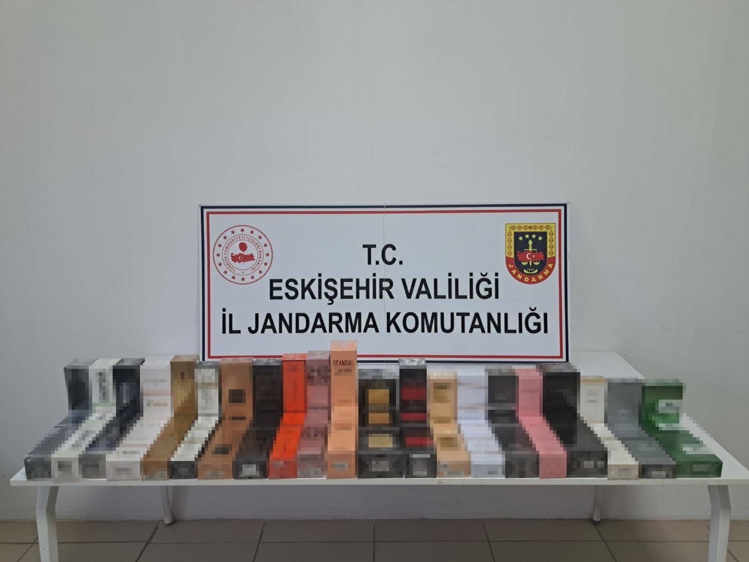 Toplam değeri 550 bin TL olan 164 adet ka&ccedil;ak parf&uuml;m ele ge&ccedil;irildi
