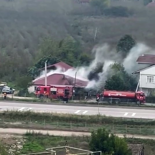 Yangında tek katlı ev kullanılamaz hale geldi