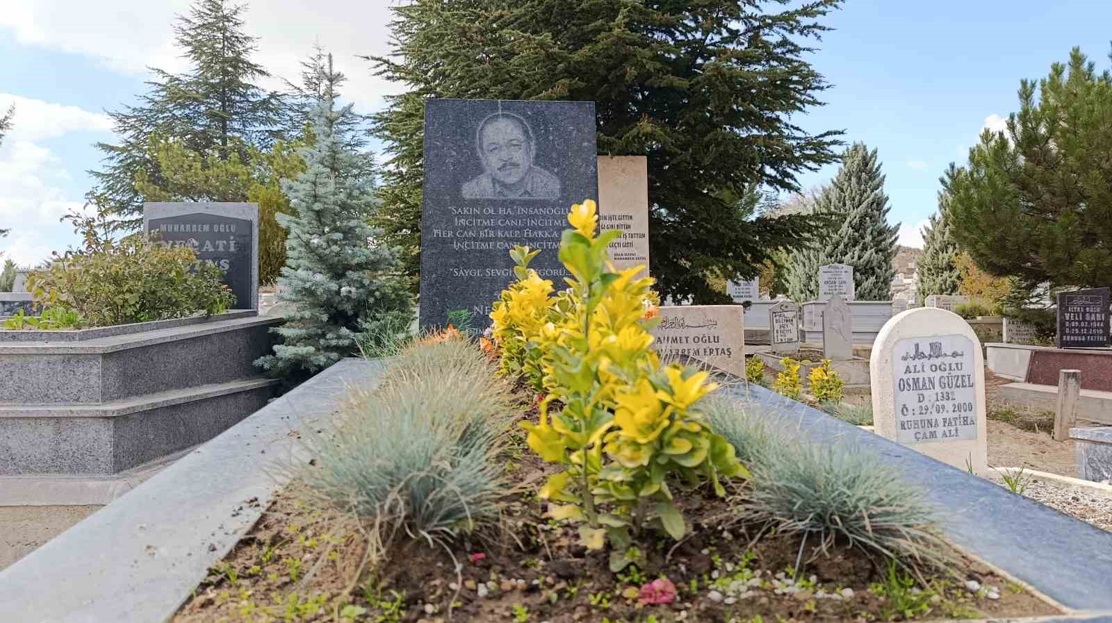 İbrahim Tatlıses, Neşet Ertaş’ın mezarını ziyaret etti