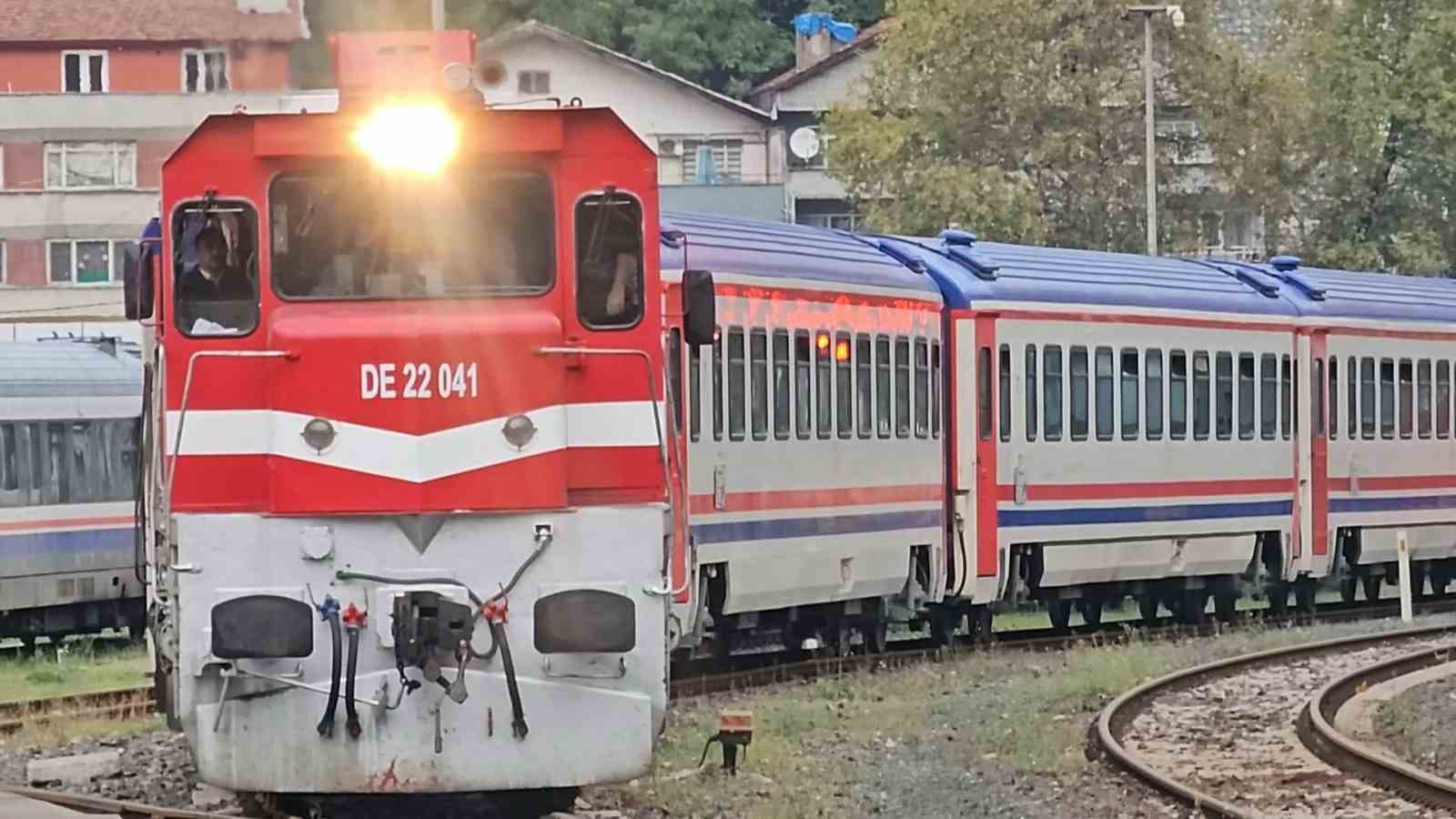 Turistik Karaelmas Ekspresi yolcularını Madenci Korosu karşıladı
