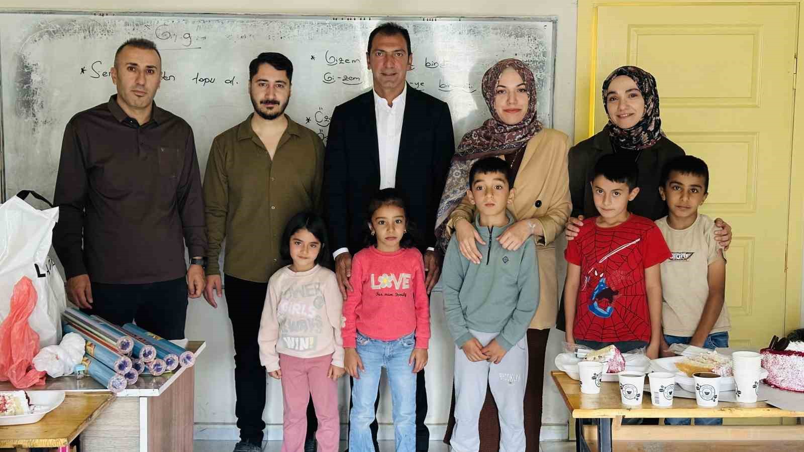 İki &ouml;ğretmen binlerce kilometre yol kat ederek sınırdaki &ccedil;ocuklara yardım ulaştırdı
