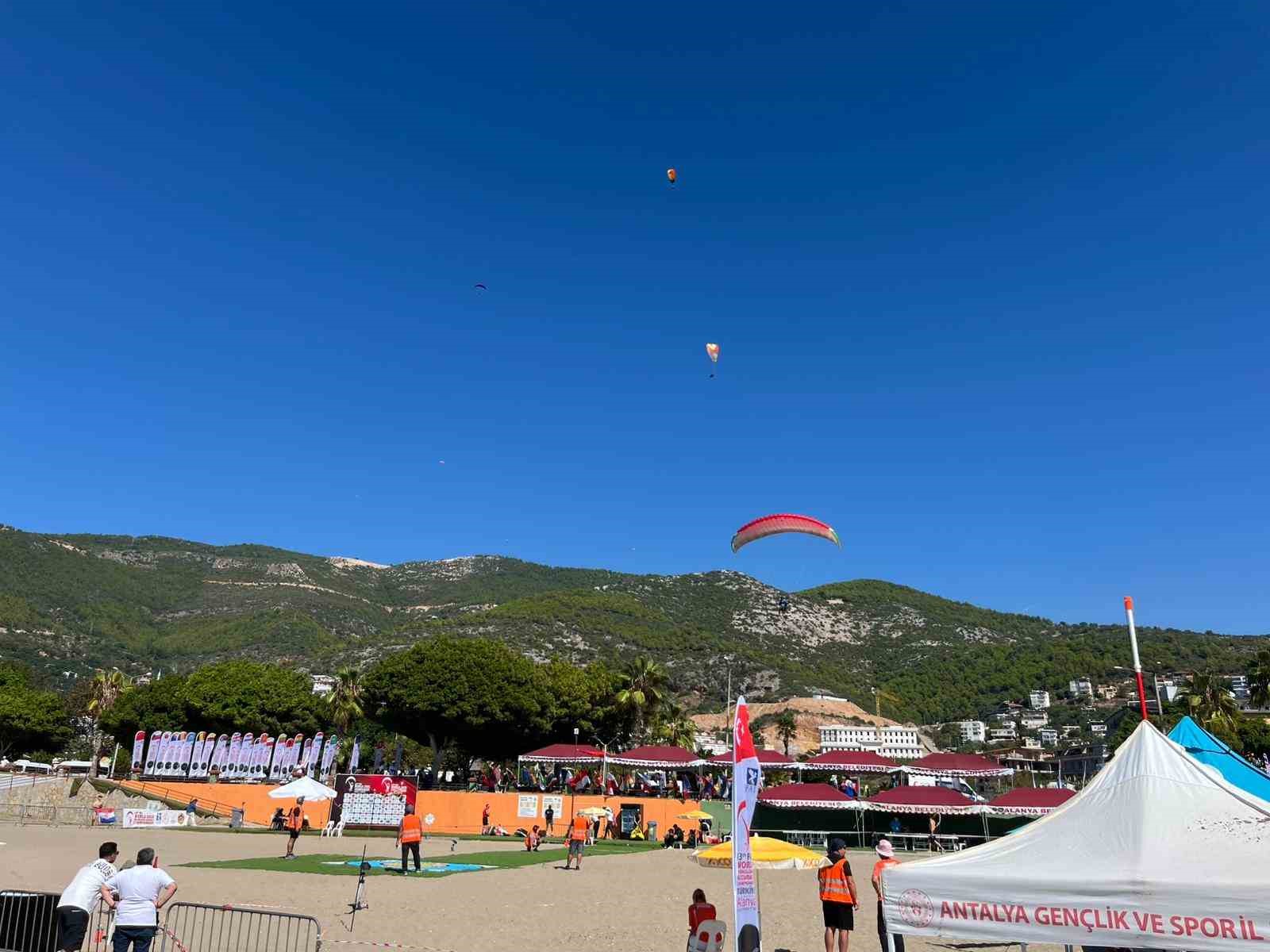 Dünya Yamaç Paraşütü Hedef Şampiyonası Alanya’da başladı