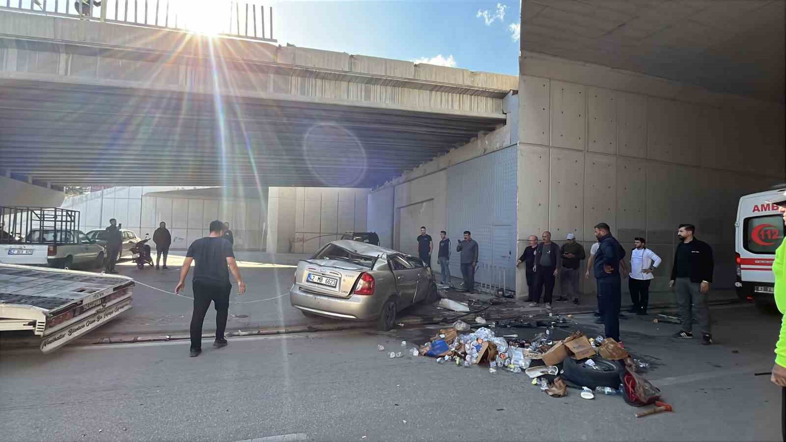 Otomobil üst geçitten yola düştü:: 2 yaralı