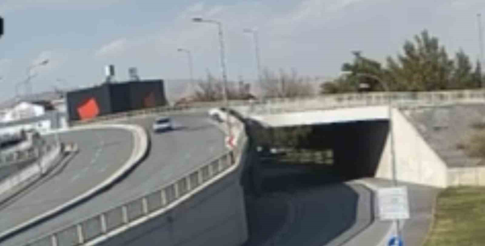 Otomobil &uuml;st ge&ccedil;itten yola d&uuml;şt&uuml;:: 2 yaralı
