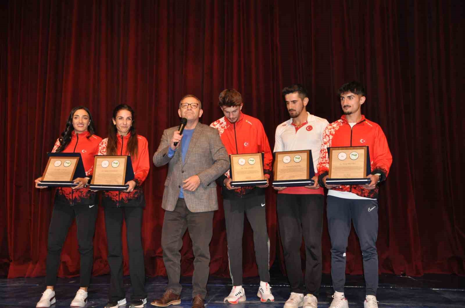 Kars&rsquo;ta sporun enleri &ouml;d&uuml;llendirildi
