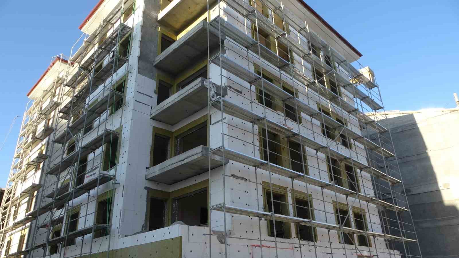 İnşaatta asans&ouml;r boşluğuna d&uuml;şen iş&ccedil;i yaralandı
