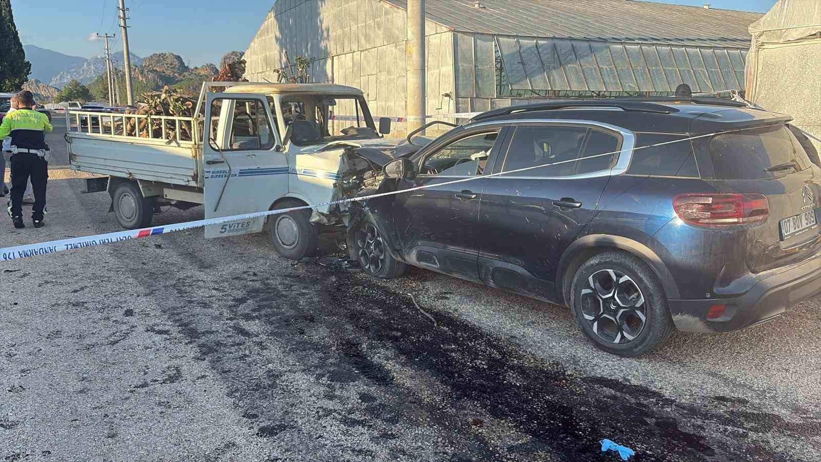 Serik’te otomobil ile kamyonet çarpıştı: 3 yaralı