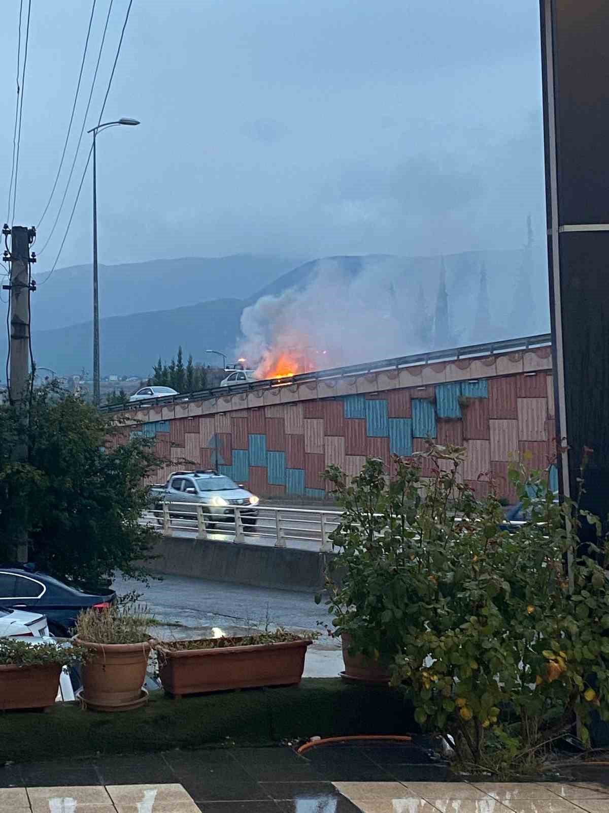 Seyir halindeki otomobilin motor kısmı alev aldı
