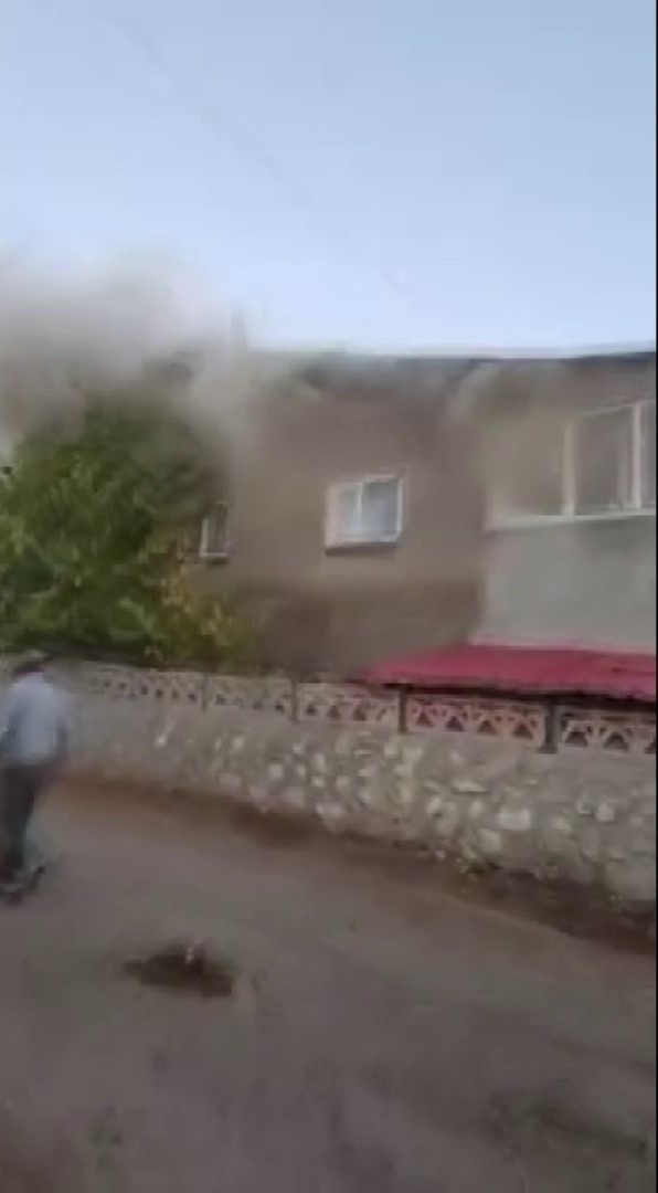 Sivas&rsquo;ta korkutan yangın: 2 ev, 1 ahır ve samanlık zarar g&ouml;rd&uuml;

