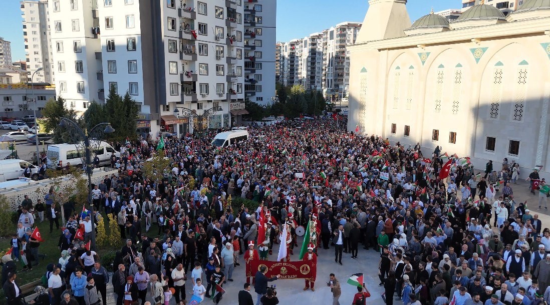 Gaziantep’te binlerce kişi Filistin’e destek yürüyüşüne katıldı