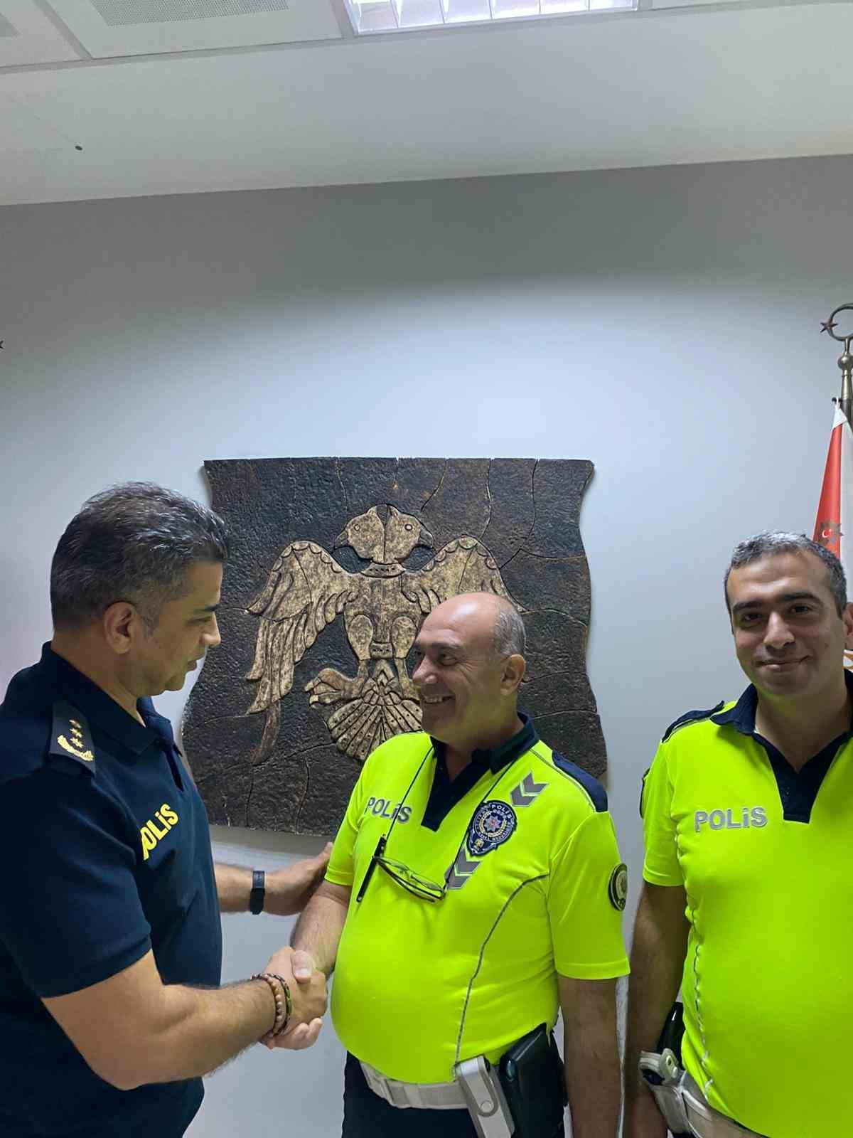 Kaza sonrası yolu s&uuml;p&uuml;ren trafik polislerine Emniyet M&uuml;d&uuml;r&uuml;&rsquo;nden teşekk&uuml;r
