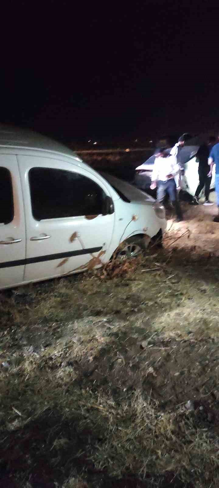 Şırnak&rsquo;ta iki ara&ccedil; yoldan &ccedil;ıkarak tarlaya u&ccedil;tu, s&uuml;r&uuml;c&uuml;ler yara almadan kurtuldu
