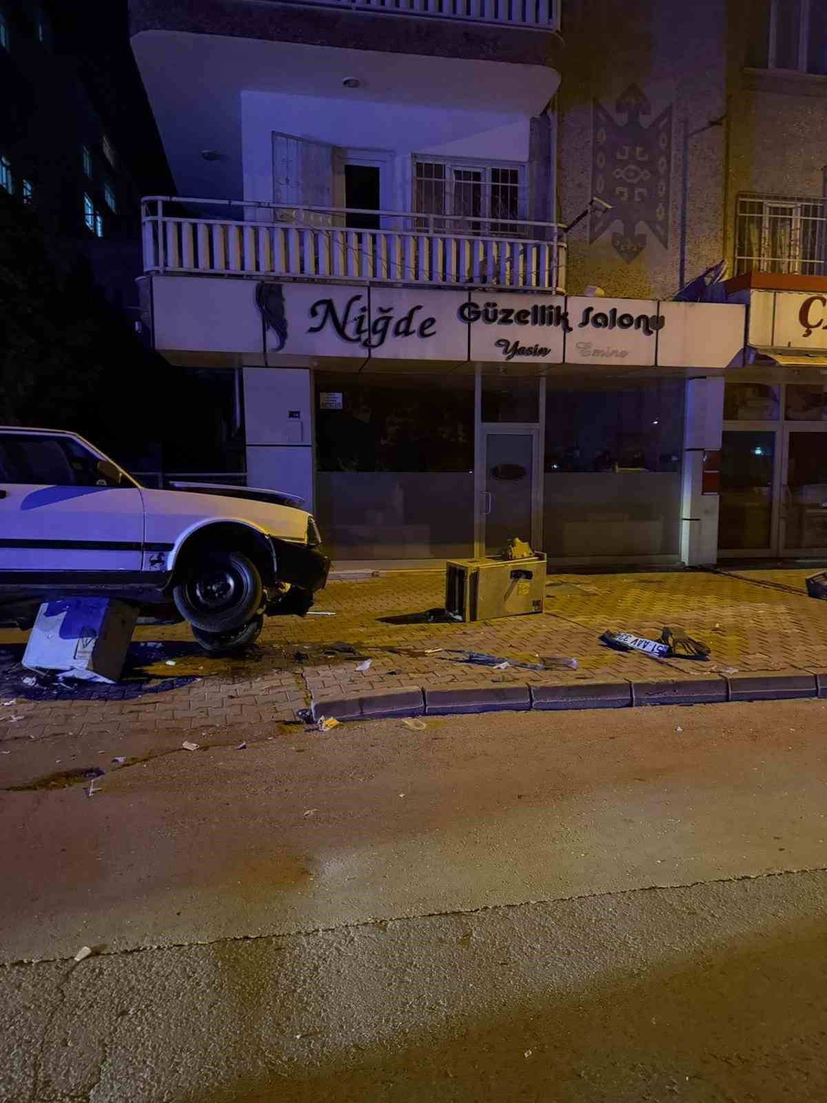 Otomobil trafoya &ccedil;ıktı: S&uuml;r&uuml;c&uuml; yara almadan kurtuldu
