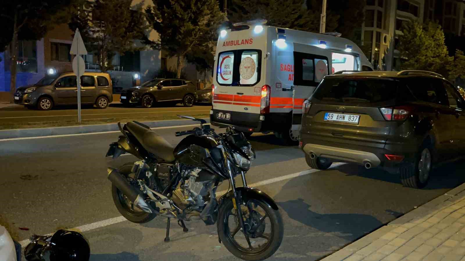 Park halindeki otomobile &ccedil;arpan 15 yaşındaki motosikletli yaralandı
