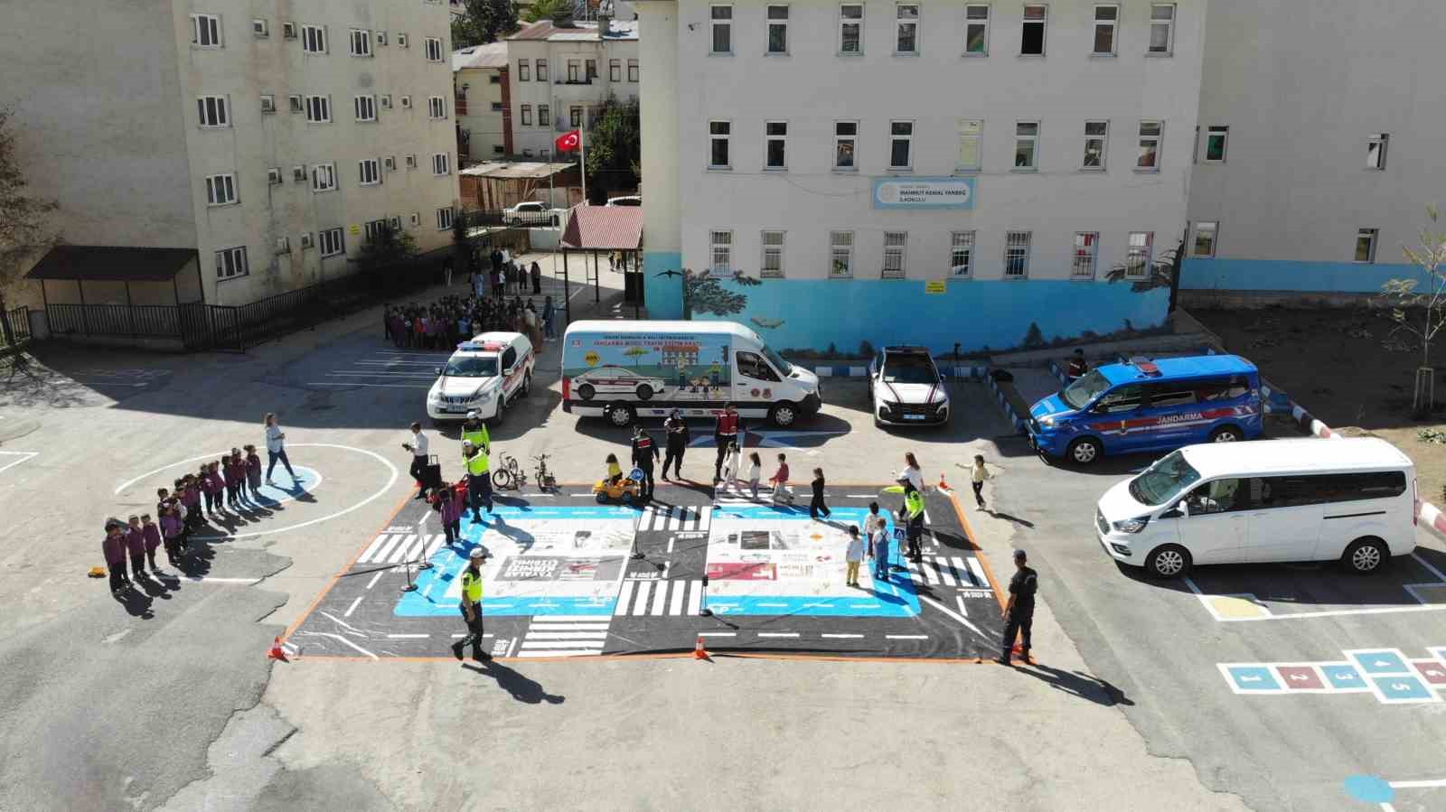 Bayburt’ta öğrencilere uygulamalı trafik dersi: Jandarma ile kuralları eğlenerek öğrendiler