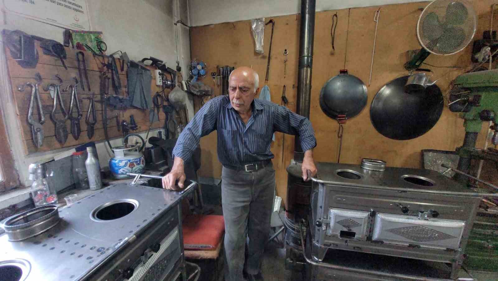 Unutulmaya y&uuml;z tutan meslek ustası. Yaptığı sobalarla i&ccedil;leri ısıtıyor
