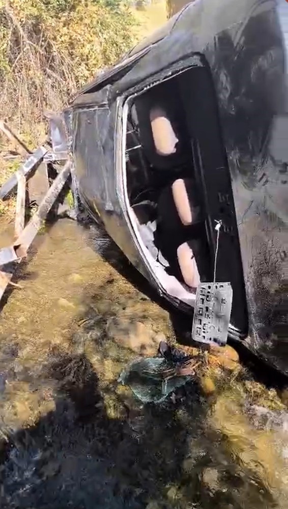 Y&uuml;ksekova&rsquo;da kontrolden &ccedil;ıkan otomobil dereye u&ccedil;tu: 4 yaralı
