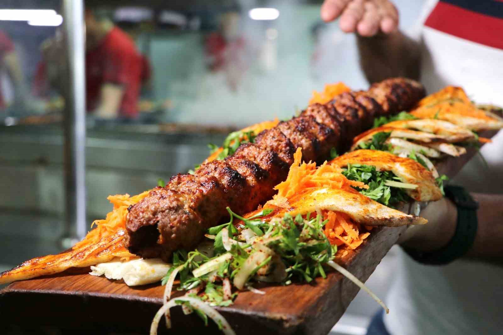 Gökyüzü, kebap dumanlarıyla kaplandı