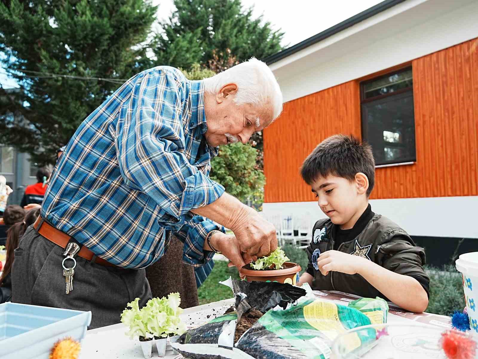 Minikler ve büyükler marul fidesi dikti