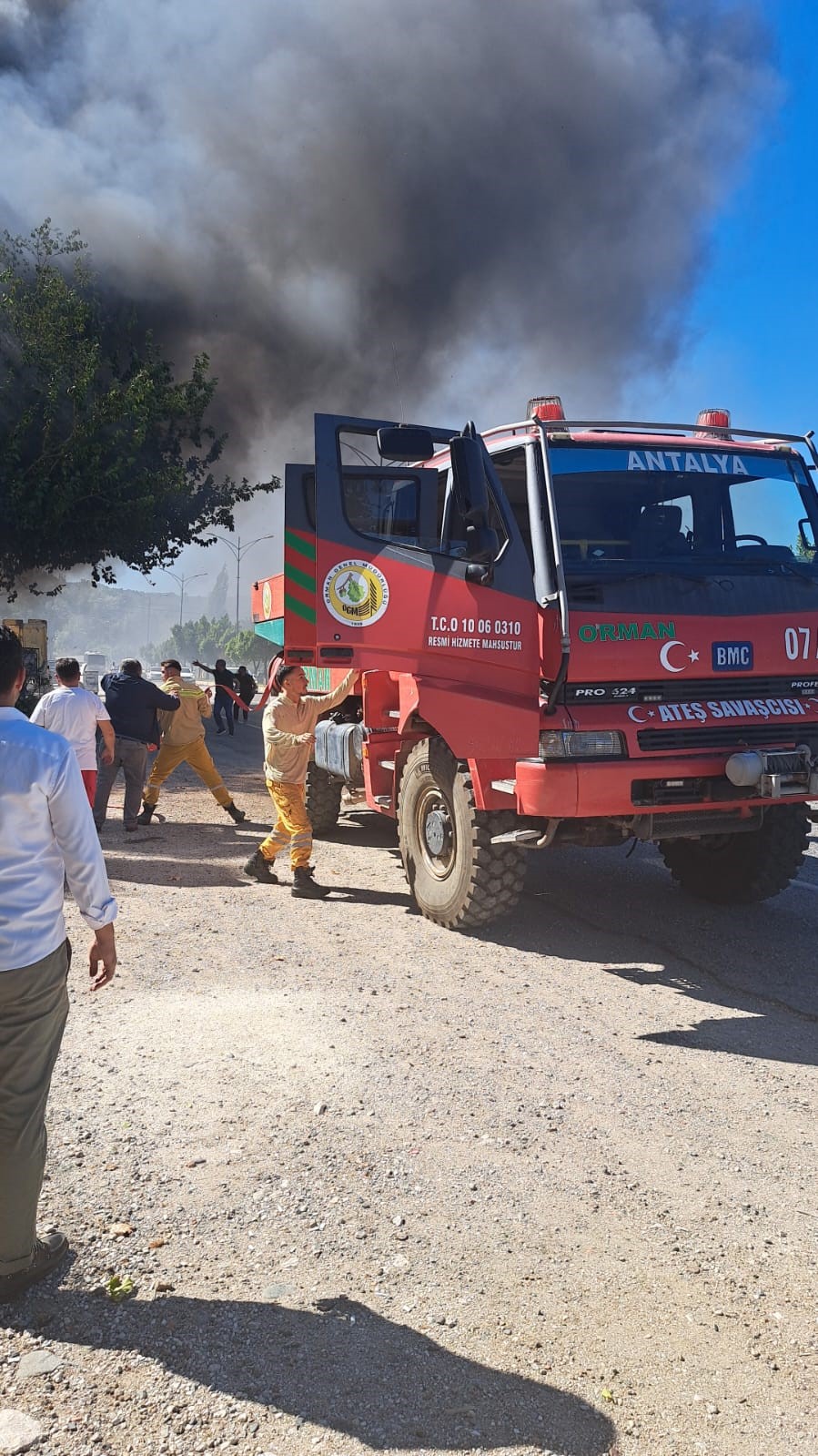 Antalya’da terk edilmiş baraka alev topuna döndü