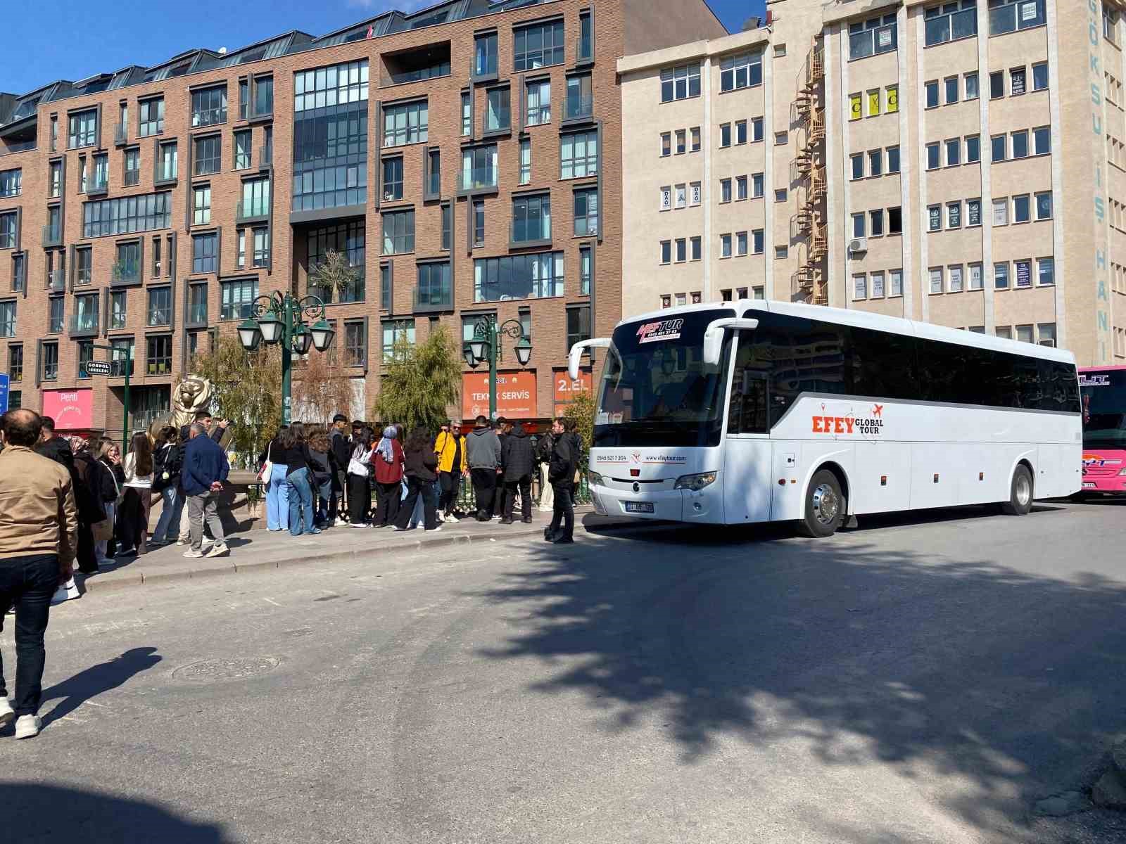 Havaların soğumasına rağmen Eskişehir&rsquo;e ilgi sürüyor