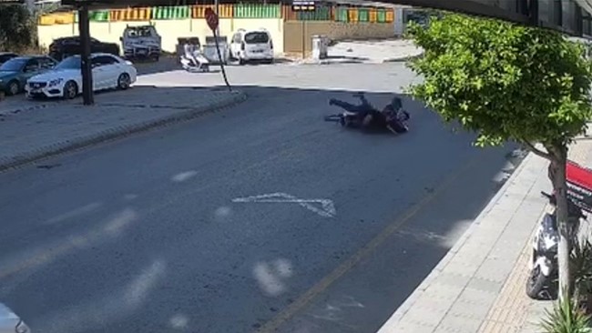 Kaza anı kamerada: 4 kişinin olduğu motosiklete ara&ccedil; &ccedil;arptı
