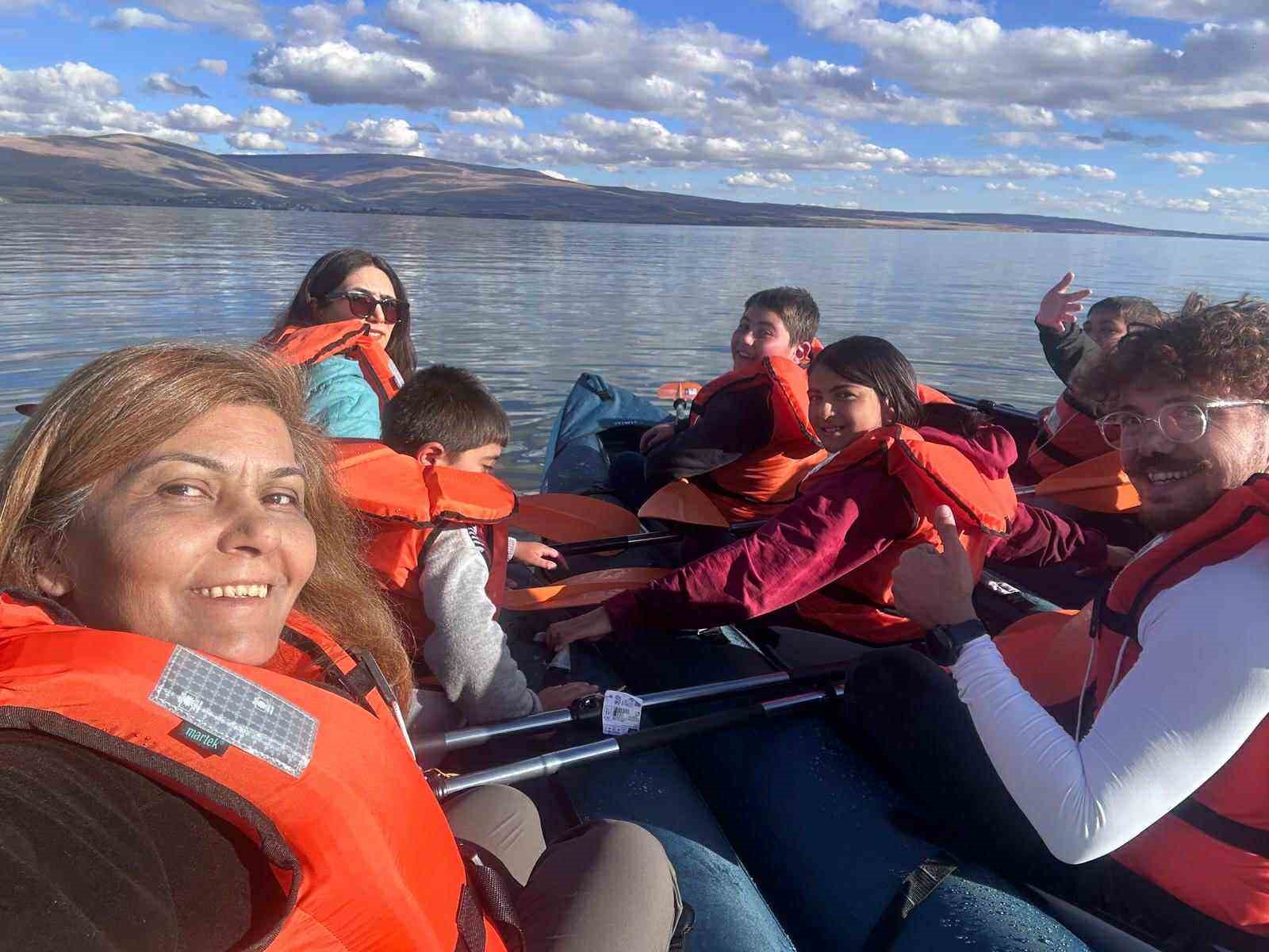 Çocuklar Çıldır Gölü’nde kanoyla tanıştı