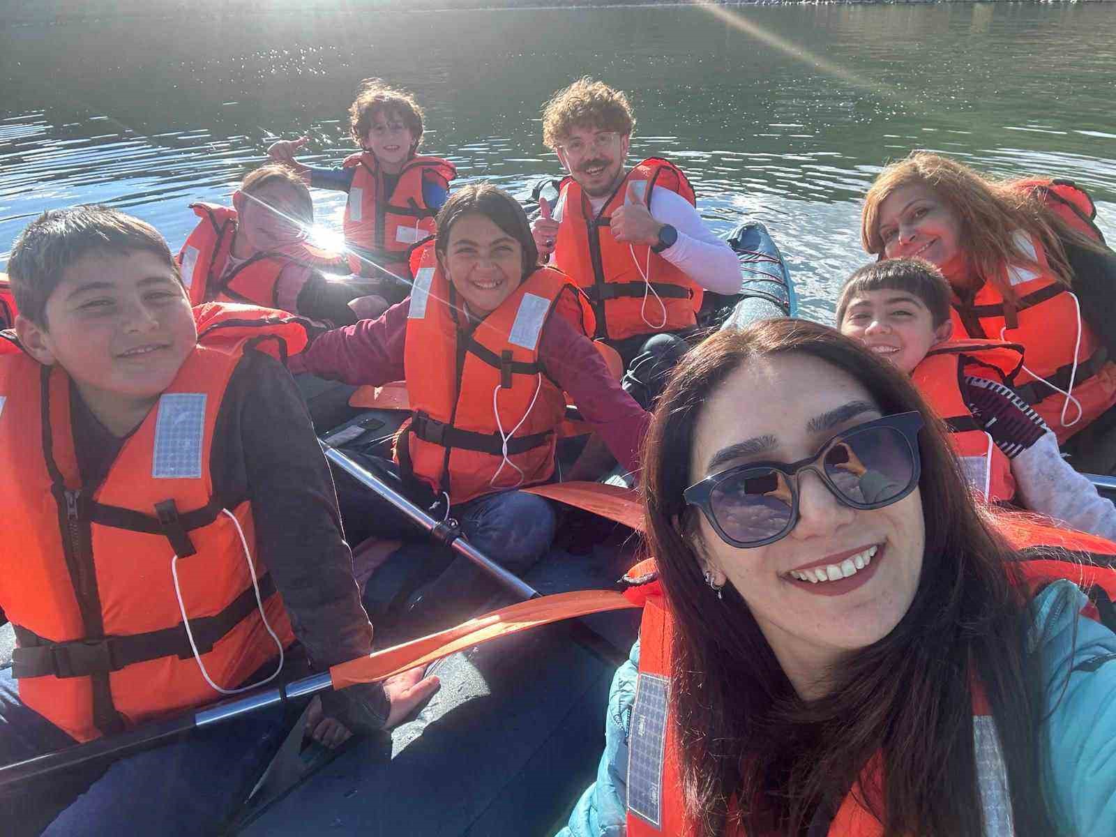 Çocuklar Çıldır Gölü’nde kanoyla tanıştı