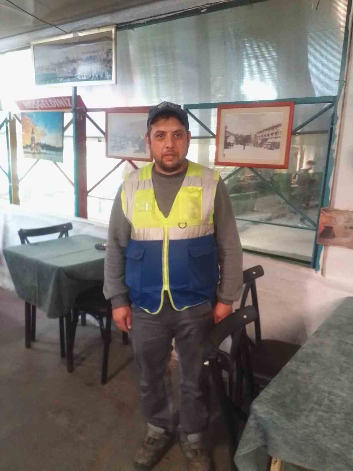 Bulduğu altın dolu çantayı polise teslim etti