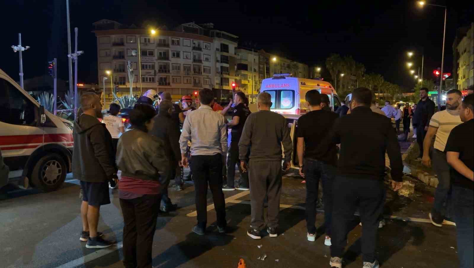 Kavşakta pikapla çarpışan Tofaş’taki 2 kişi yaralandı