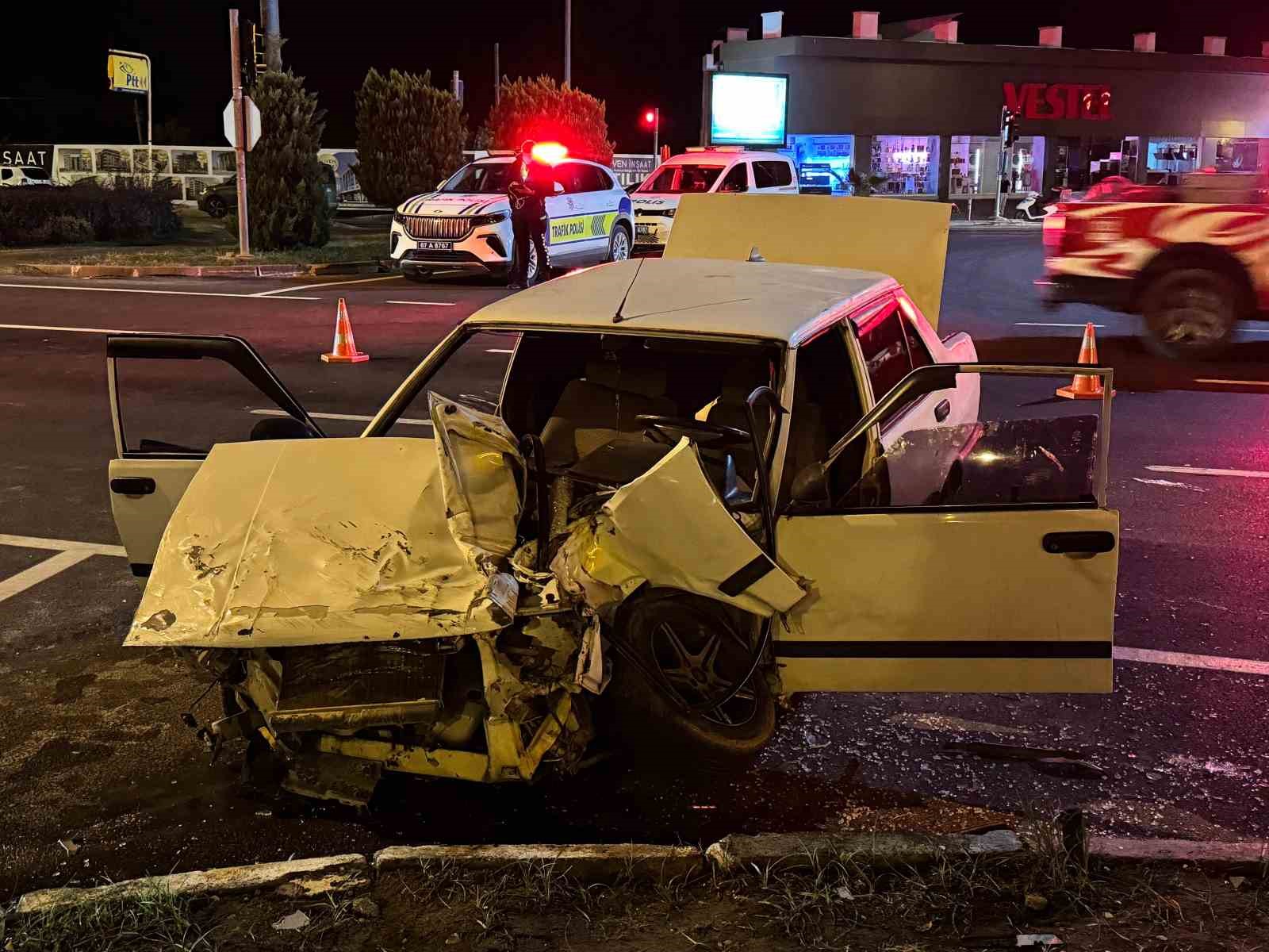 Kavşakta pikapla çarpışan Tofaş’taki 2 kişi yaralandı
