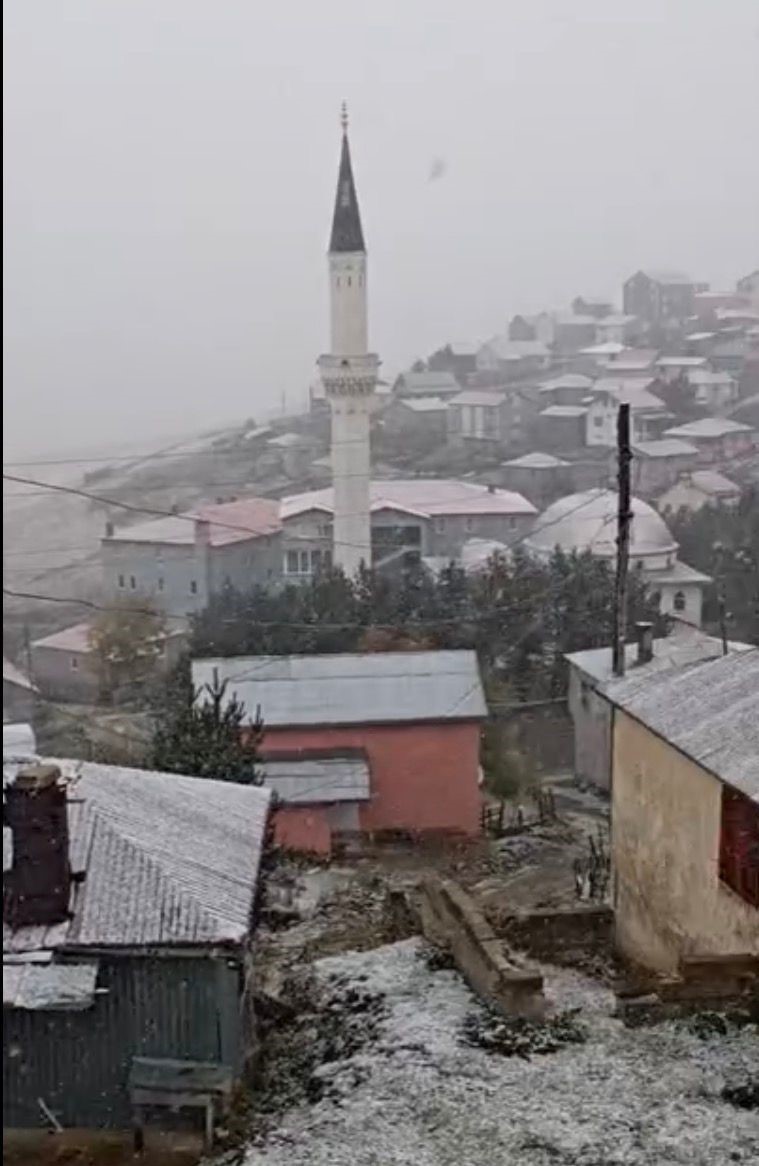 Giresun yaylaları beyaza büründü